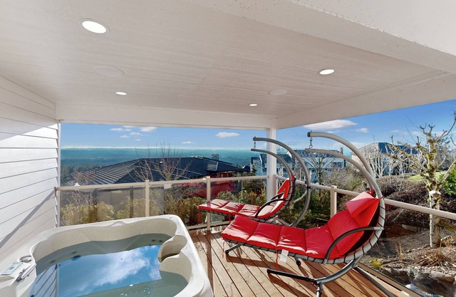 Spacious Lower-level apartment - great views, hot tub, sauna,yard,dog-friendly