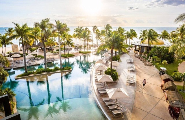 Spacious & Luxurious Beachfront 1 BDR Suite (1150 sq-ft) *SLEEPS 4*