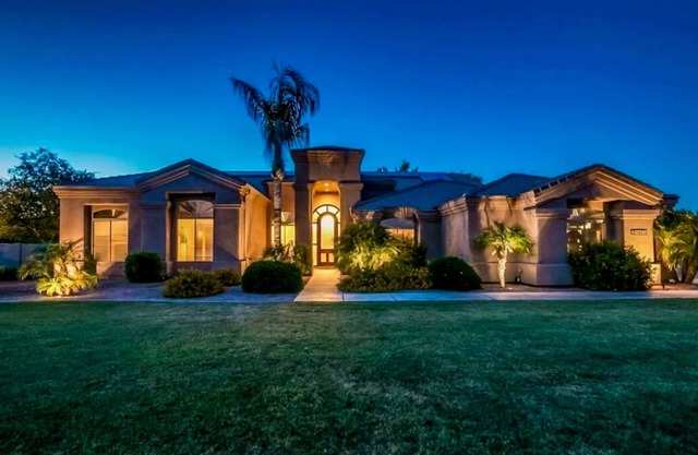 Spacious & Luxurious oasis w/saltwater pool, hot tub, outdoor kitchen & sauna