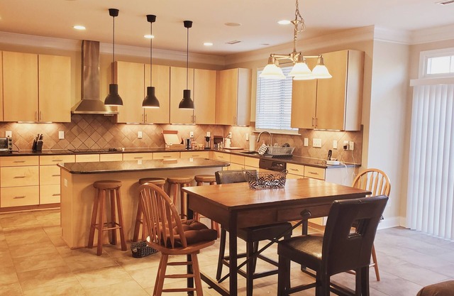 Spacious Luxury 4/5BR 3BA, Chef Kitchen, Close to BrierCreek, RDU Airport, Duke