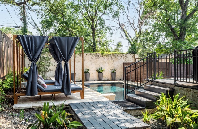 Spacious Luxury Home with heated pool and spa - 5 mins from downtown