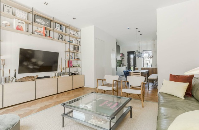 Spacious luxury home w / 4 bedrooms and garden 5mins from center. Families only.