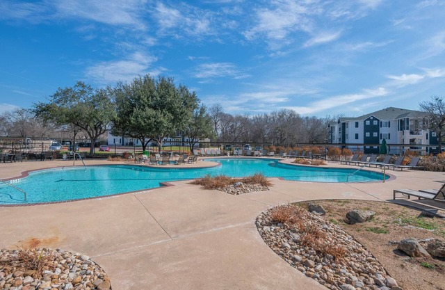 Spacious Luxury Retreat: 4 BR/4 BA Oasis near DT