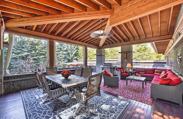 Spacious Luxury Retreat with Private Hot Tub and Pool!