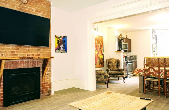 Spacious main floor 2.5 bdrm suite Kingston UpScale Area Gated Garden Patio