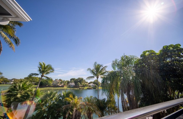 Spacious Miami Lake House for Families 3Bd 2Bth 6p