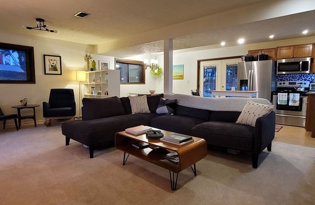 Spacious Mid Century apartment - 5 min walk to Reed College