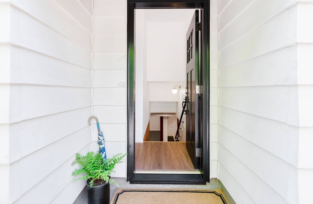 Spacious Mid-Century Apartment in Woodstock