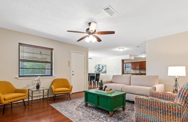 Spacious Mid Cities - 4BR Home - 10 Min to DFW