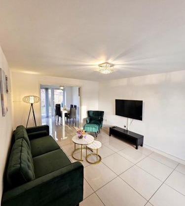 Spacious Modern 4BD House