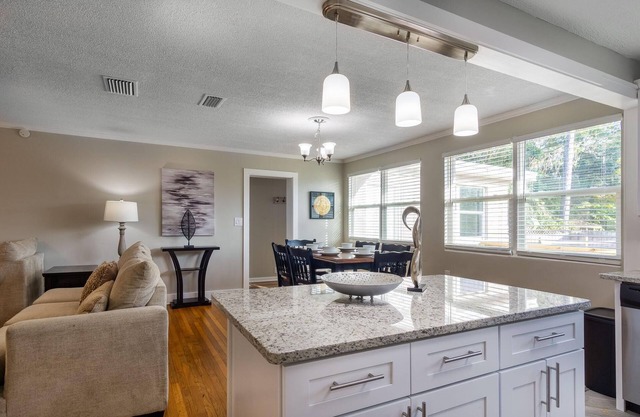 ~Spacious, Modern 5 Bdrm Home nr NAS Jax & Dwntn~