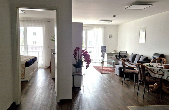 Spacious modern apartment, large balcony, quiet suburban location, workplace