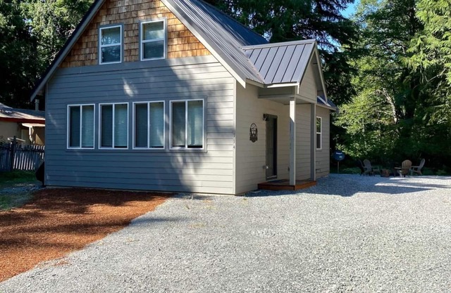 Spacious Modern Cabin! 5mi to Park w/Hot Tub & Wifi