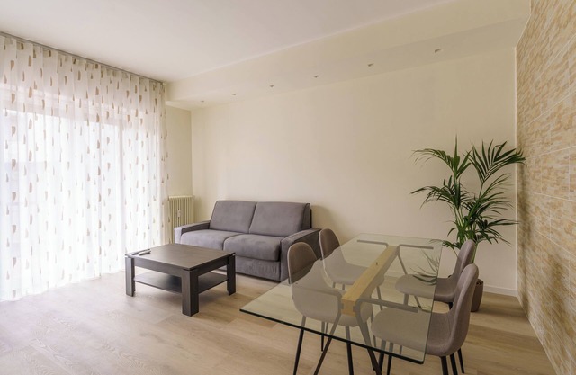 Spacious & Modern Central Stay: Sleeps 6 + Private Parking