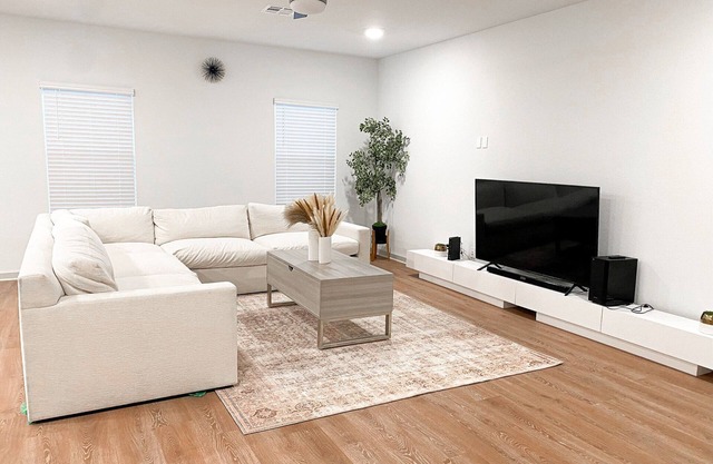 Spacious & Modern Home in SMTX-10 MINS to DT/TXST