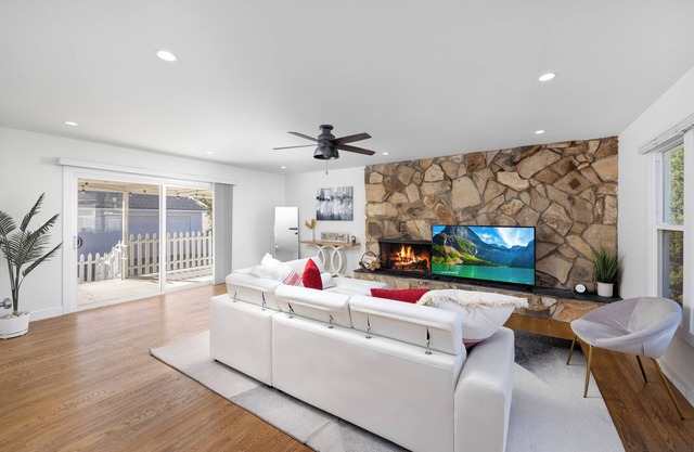 Spacious Modern Home Minutes to Disneyland