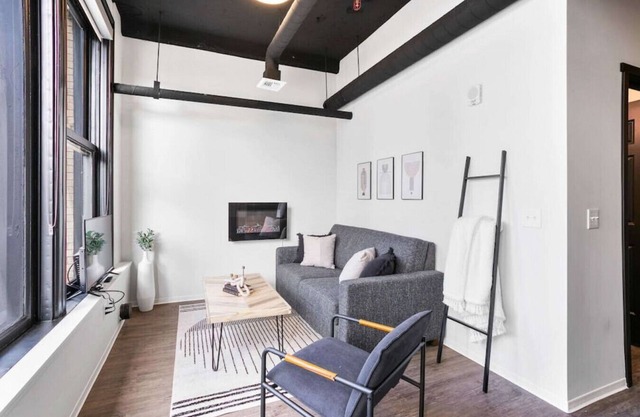 Spacious Modern Loft with Downtown Views & WiFi