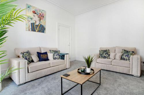 Spacious & Modern Oasis, 4-Bed House, Sleeps 7