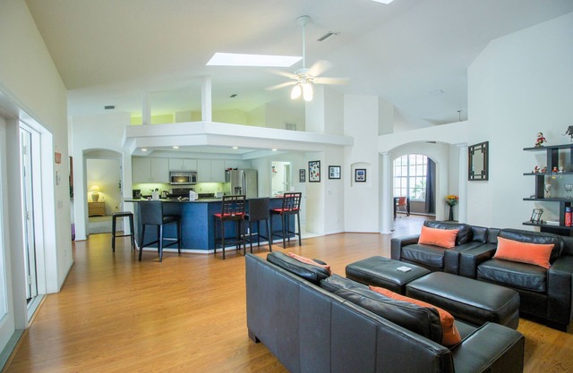 Spacious modern pool home, Family & Golf trips - 4727