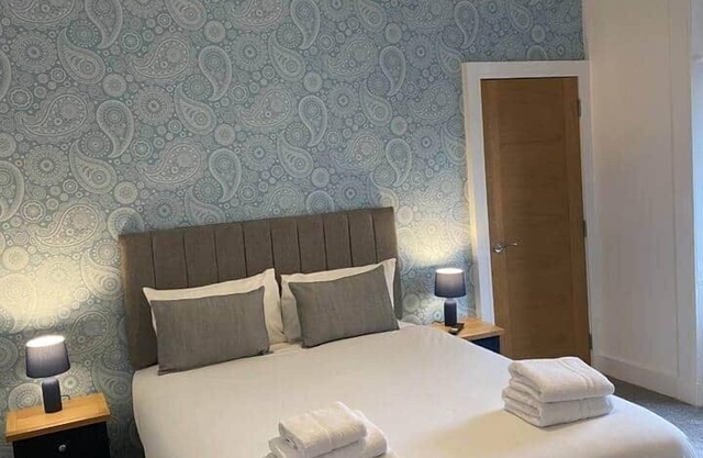 Spacious modern sleeps 5 above live music pub