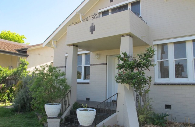 Spacious Moonee Ponds house, sleeps 6, big garden, pets welcome outside