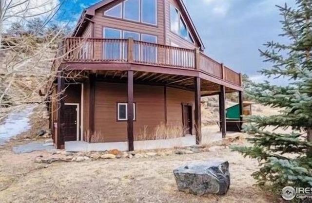 Spacious mountain house with views and room to relax!