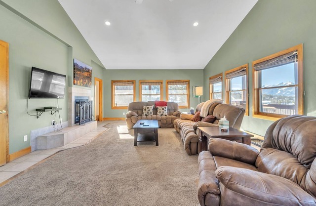 Spacious Mountain House, with 2 Car Heated Garage