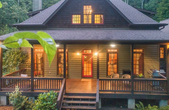 Spacious Mountain Retreat w/ Stunning Views near Bryson City and Fontana Lake