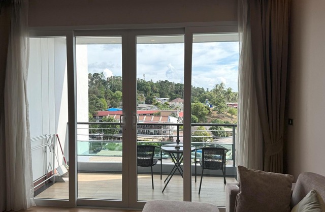 Spacious mountain view studio at Sea & Sky 206