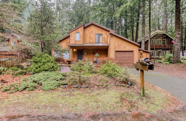 Spacious Mt. Hood lodge with shared pool, private backyard and private hot tub