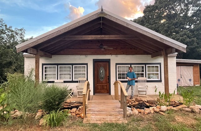 Spacious, newly remodeled home with a large porch and 8 min from downtown Athens