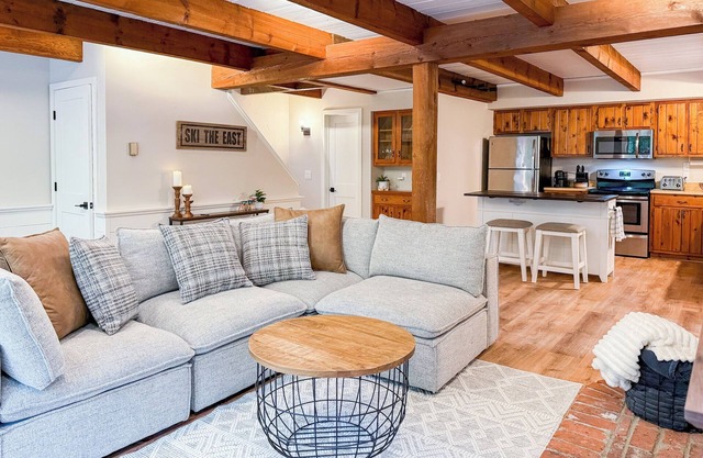 Spacious North Conway Getaway, Sleeps 13, Close to Echo Lake & Downtown