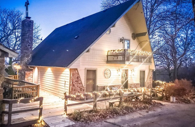 Spacious Oasis! On the lake, amazing sunsets!