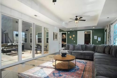 Spacious Oasis, Rooftop Views , Hot Tub, Sleeps 34