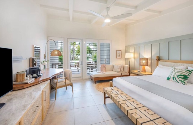 Spacious Ocean View Accommodation w/Patio! Beachfront Property w/Outdoor Pool!