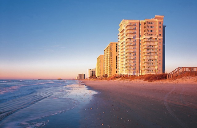 Spacious Oceanfront Resort with Onsite Restaurant, 5 Pools, 2 indoor Pools and Beach Access