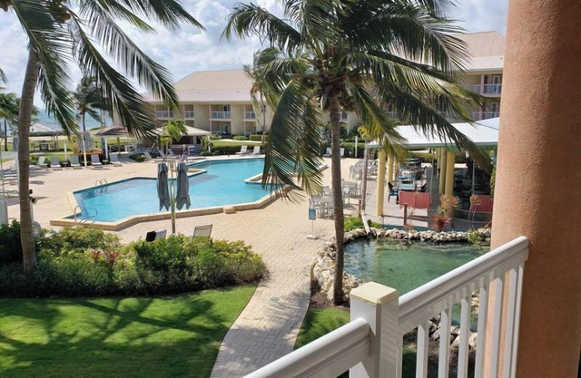 Spacious Oceanfront Studio, Ideal for Couples Near 7 Mile Beach
