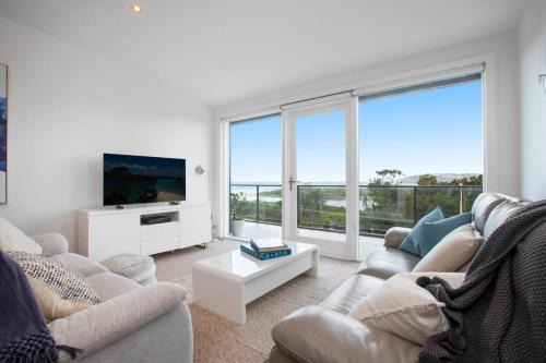 Spacious Oceanview Escape with Pool and Cabana