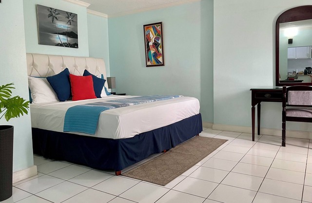 Spacious Ocho Rios Beach Apt with A/C, Cable TV, WiFi, Kitchen, Pool & View