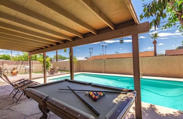 Spacious Old Town Heated Private Pool FirePit/Yard