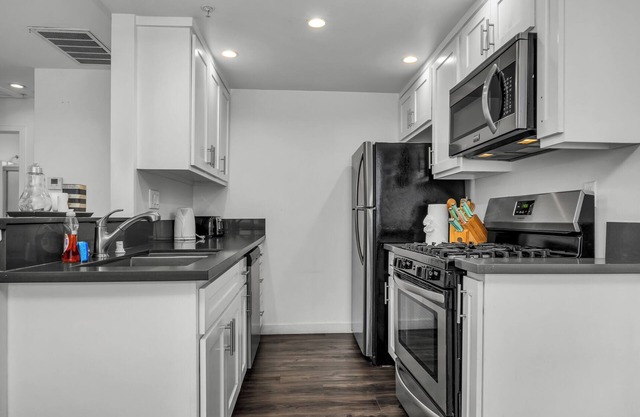 Spacious One Bedroom With Dining Area Close to Downtown LA With Free Parking