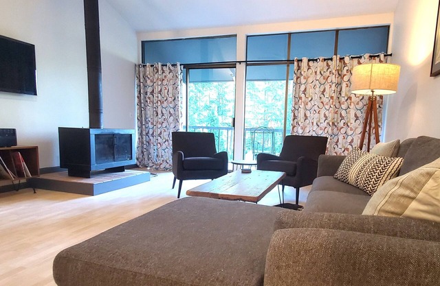 Spacious one-bedroom Redmond condo for mid-term assignments/relo