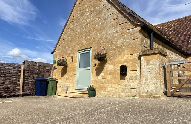 Spacious Organic Cotswold Farm Cottage