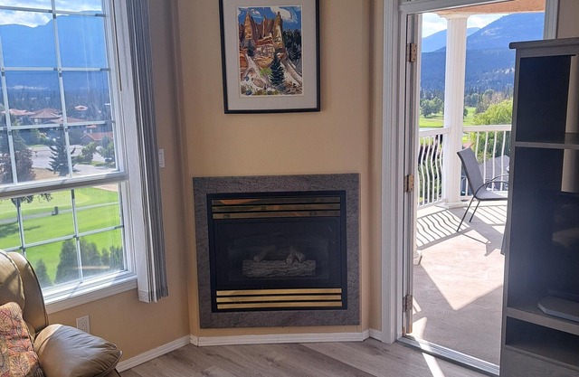 Spacious pet friendly condo with beautiful golf course and mountain views