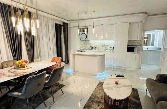 Spacious Penthouse 2BD apartment - free parking