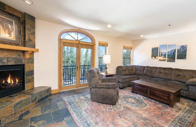 Spacious Pet-Friendly 2-Bedroom Mountain Escape With Amenities