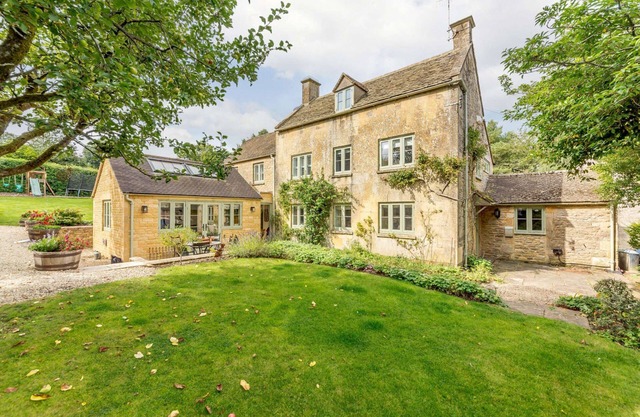 Spacious pet friendly property in the Cotswolds - Laurel Tree Cottage