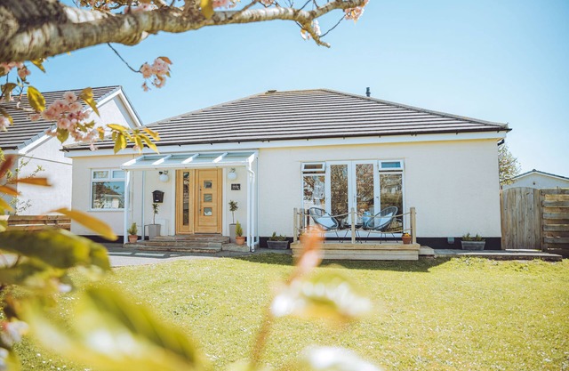 Spacious, Pet friendly 4 Bed, 3 Bath Villa + Hot Tub, 5 mins to Trearddur Beach