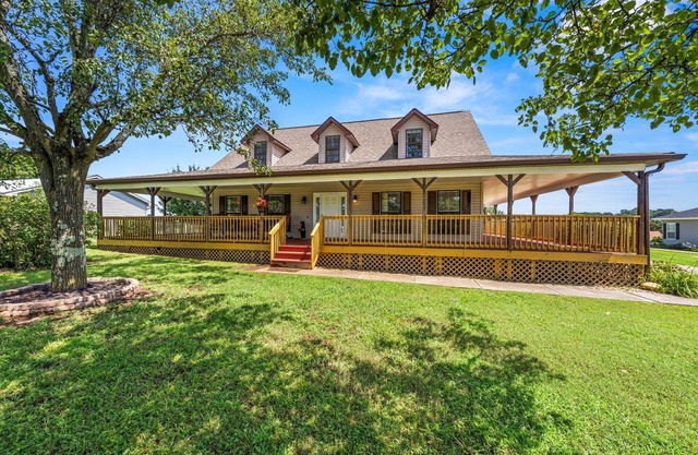 Spacious Pet Friendly Home with -Mountain Views -BBQ grill & Fire Pit