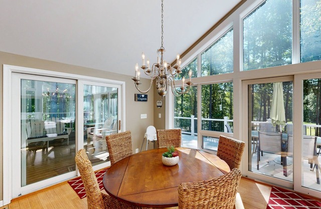 Spacious pet friendly house w/private pool table, ping pong table & free WIFI